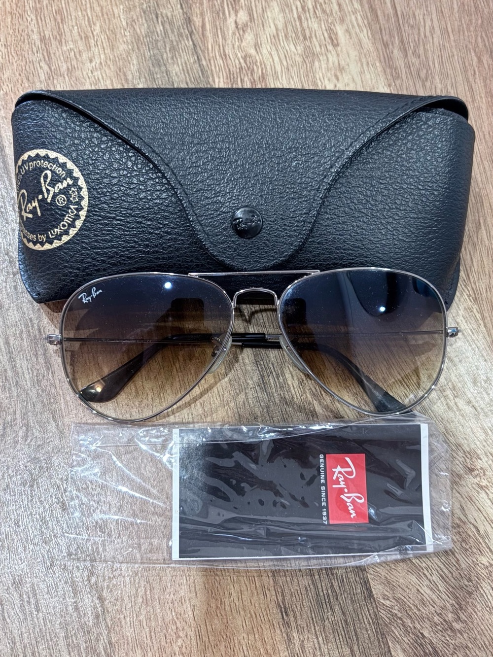 Ray-Ban Men’s Aviator Sunglasses with Brown Gradient Lenses and Black Frame